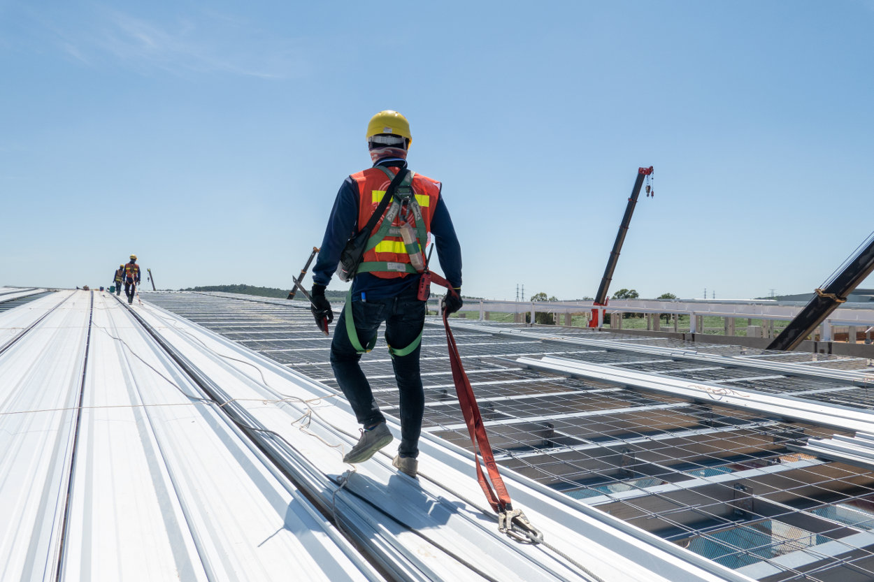 Trabajador en techo con arnés