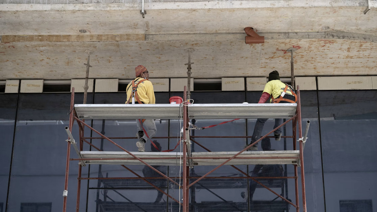 Trabajadores en andamios
