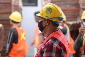 Trabajador con casco en construcción