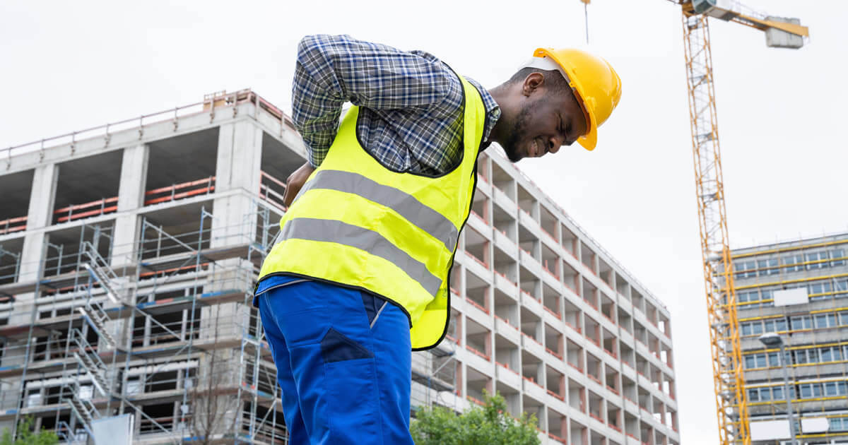 Lesiones de espalda: derechos legales para constructores